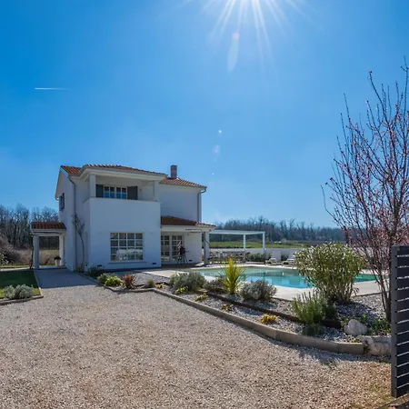 Fiora, A Beautiful And Modern With A Pool *