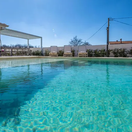 Fiora, A Beautiful And Modern With A Pool Holiday home *