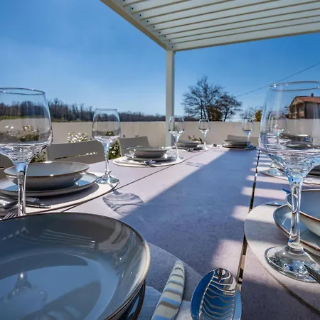 Holiday home Fiora, A Beautiful And Modern With A Pool *