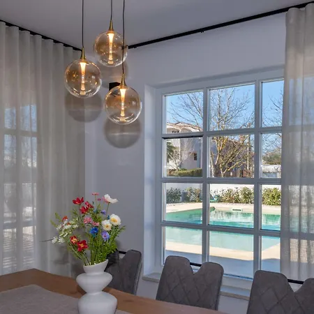 Fiora, A Beautiful And Modern With A Pool بيت للعطل *