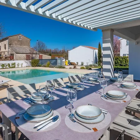 Fiora, A Beautiful And Modern With A Pool