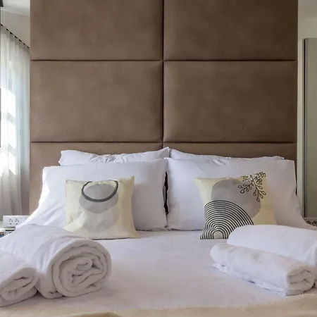 Fiora, A Beautiful And Modern With A Pool Lasci